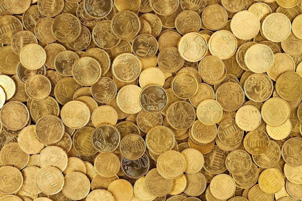 Biuro obsługi klienta nagotye z telefonem i komputerem