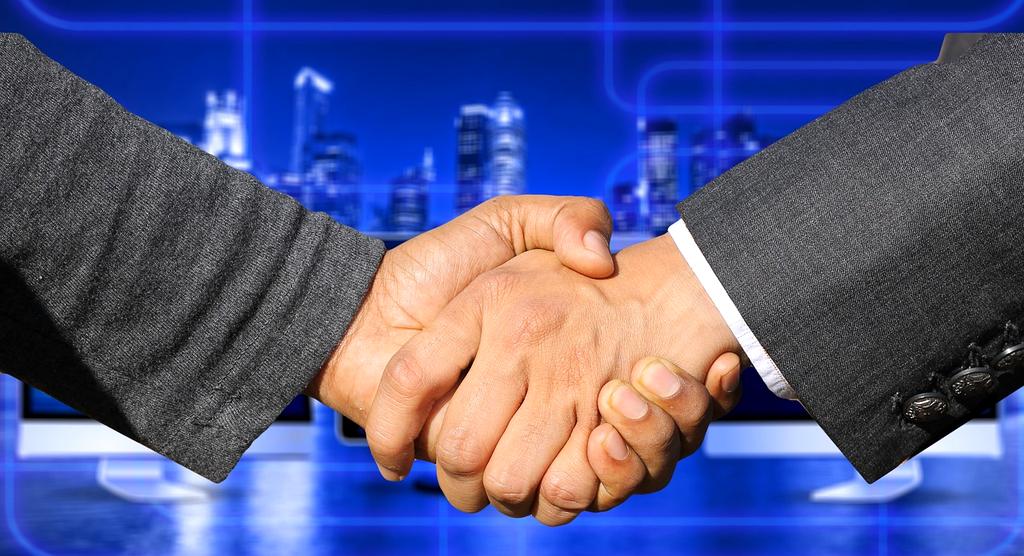 Profesjonalny doradca finansowy podczas konsultacji z klientem