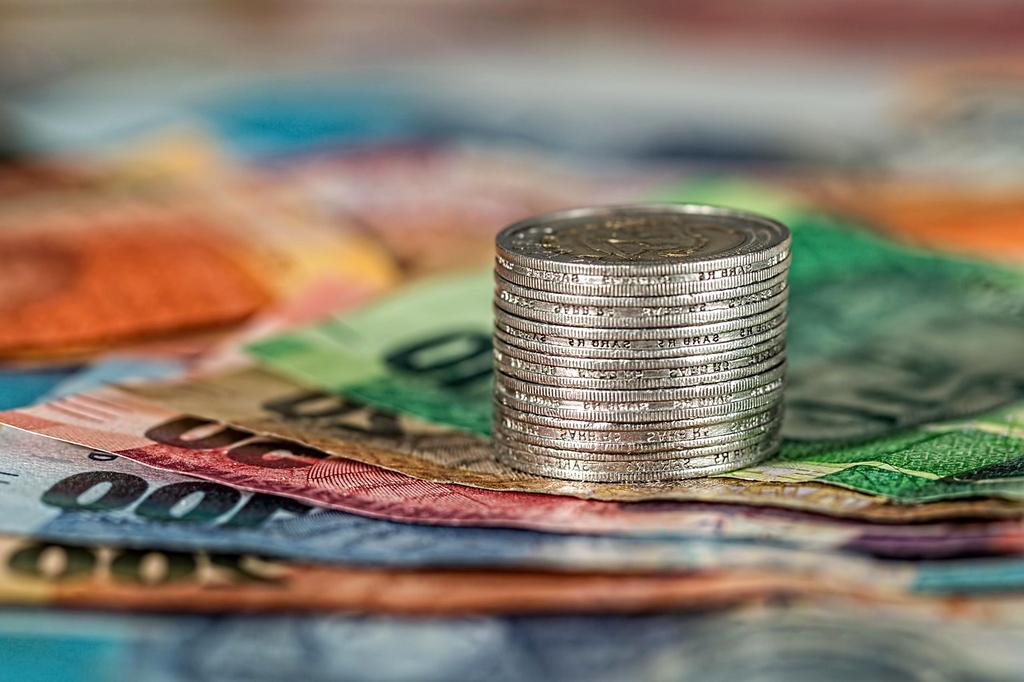 Ekspert finansowy omawiający usługi finansowe z klientem