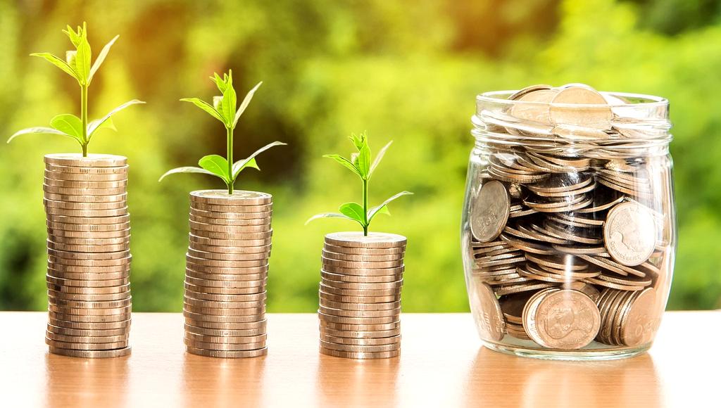 Proces wdrażania inwestycji z dokumentami i komputerem