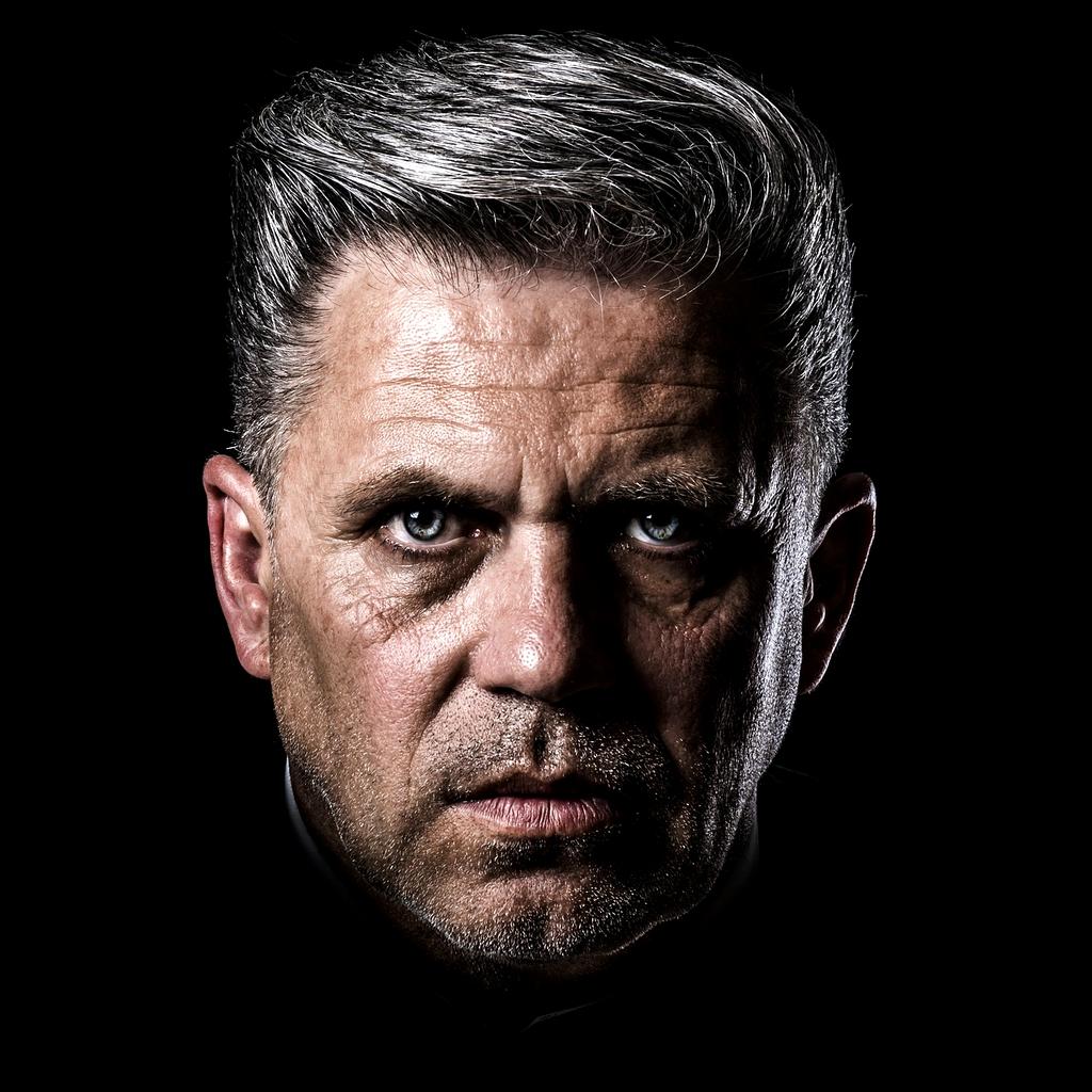 Opracowywanie strategii inwestycyjnej z wykresami i prognozami